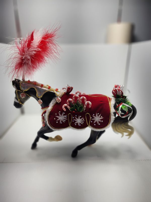 Breyer Horse Peppermint Kiss 2015 Christmas Horse Model - Image 2